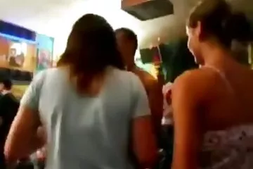 Gyors szex a apa lánya sey WC-ben részeg shmara egy koktélért.