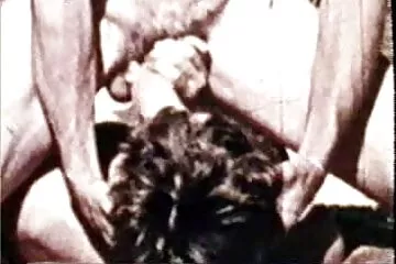 Két mellbimbó levetkőzve rövidnadrágra, hogy szex videók apa lánya finoman megnyalja a piros szúrást.
