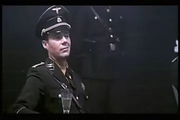 Woodman barátai összedugják a klubbarátnőt, és kinyújtják a fenekét a nagyapának. apa lánya sex