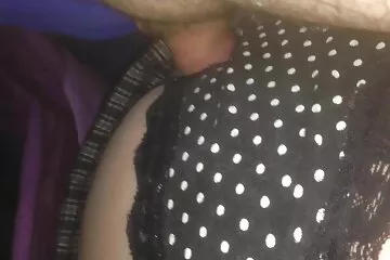 Siri királynő megalázza volt férjét apa lanya sex videok azzal, hogy megnyalja a lábát és a seggét.