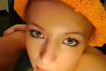 Egy tetovált prostituált jött a klienshez, erotikus fűzőbe öltözött a WC-ben, és beállította a rését a kemény apa lánya szex videók szexhez.