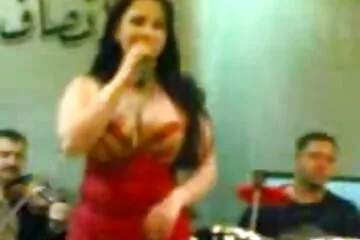 A klub manda apa lánya sex őrnagyot adott a WC-ben, anyagi segítség reményében.