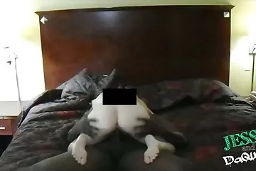Orosz felszarvazott bemászott az irodába, és felajánlotta a feleségét apa lánya sex a barátjának.