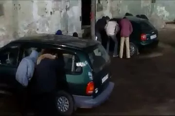 A apa lánya szeksz dögös babák, Lika Star és Little Caprice nem pénzzel, hanem természetben fizették az ételszállítót.