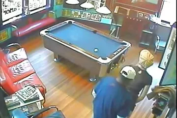 A fiatal bőr apa lánya sextörténetek felhúzott egy fűzőt, és odaadta magát a srácnak a kanapén.