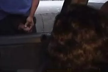 A férj odament apa anya lánya sex a feleségéhez a fürdőszobába, és megdugta egy nagy faszával, és az egészet videó kamerával rögzítette.