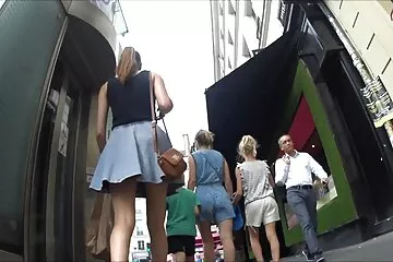 Ördögi anya apa lanya sex videok szar lánya barátját találkozáskor.