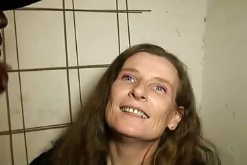 Egy baba zúzódásokkal a seggén szexuális apa lánya sex rabszolgaságban van a puncijában.