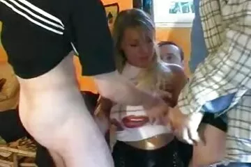 Egy fehér ribancnak nem okoz apa lanya xxx gondot, ha egyszerre két kakast vesz a seggbe.