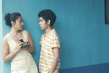 A thai masszőr megszorította az ügyfél golyóit, és szopást adott, beleegyezve apa lánya sex a szexbe.
