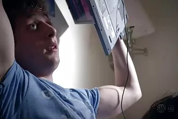Amikor egy csinos diák egyedül marad apa lánya szex apja barátjával, a puncija veszélyben van.