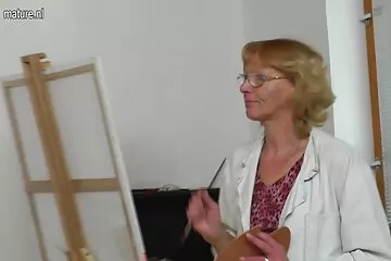 Egy rövid hajú hölgy lédúsan végzett, sapkával kúszott egy fiatal srác borotvált hímtagján. apja lánya szex