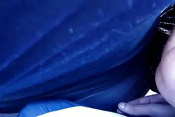 Egy tartományi kurva nyállal fullad egy szopásból egy vadonatúj iPhone-ért. apa lánya sex videók