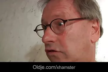 Egy kopasz férfi keményen baszik egy szőkét szex videók apa lánya a felesége előtt.